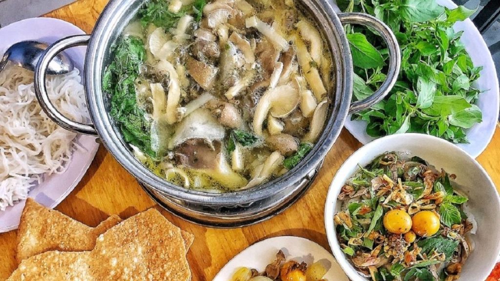 Lẩu gà lá é Đà Lạt nóng hổi với thịt gà, lá é và nước dùng cay thơm