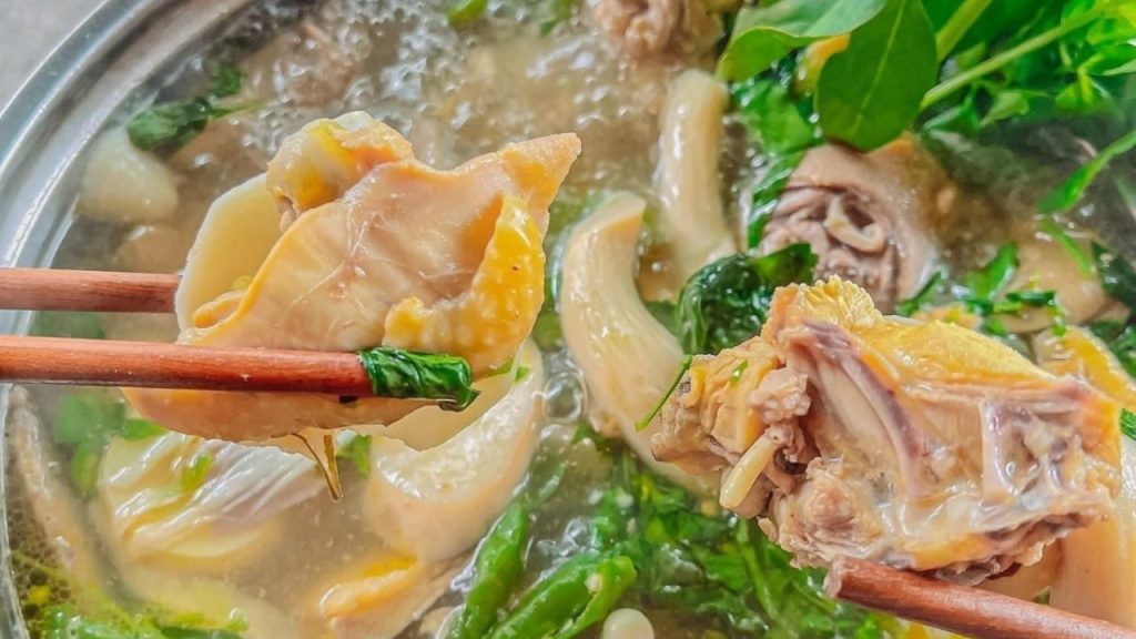 Lẩu gà lá é Phú Yên trở thành món ăn được yêu thích tại Đà Lạt