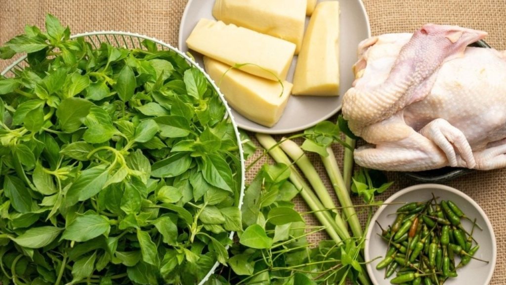 Thịt gà, lá é, măng và ớt xiêm tạo nên hương vị đặc trưng của món lẩu