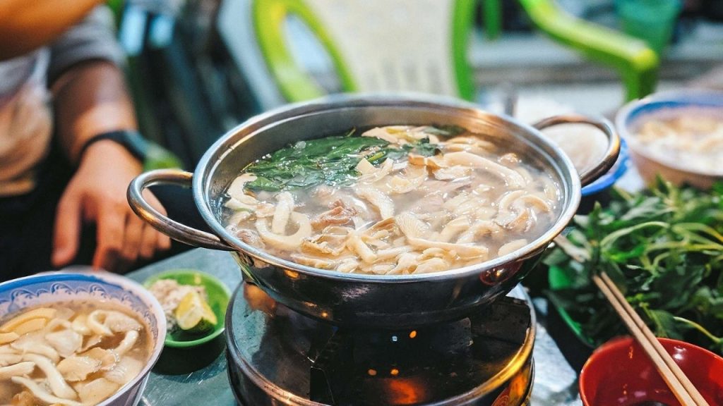 Lẩu gà lá é 668 với nước dùng thanh ngọt và thịt gà mềm thơm