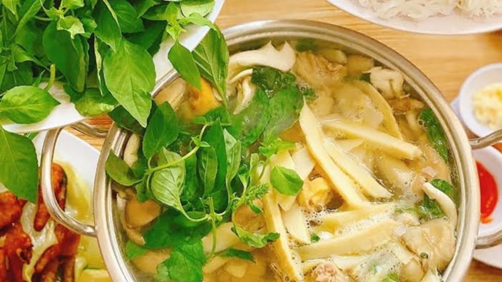 Lẩu gà lá é tại Trên Đỉnh Đồi Trăng giữa không gian đồi núi Đà Lạt