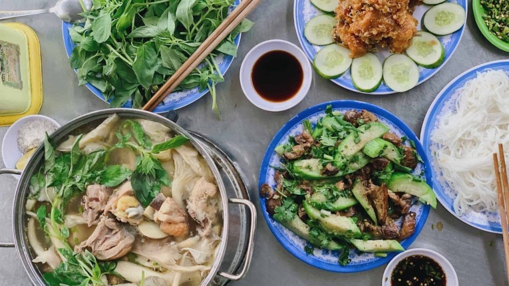 Nồi lẩu gà lá é Tao Ngộ với thịt gà và lá é thơm cay