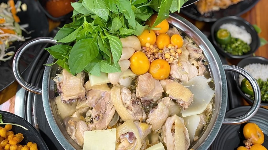 Lẩu gà lá é Hạnh với các lựa chọn khẩu phần dành cho nhóm thực khách