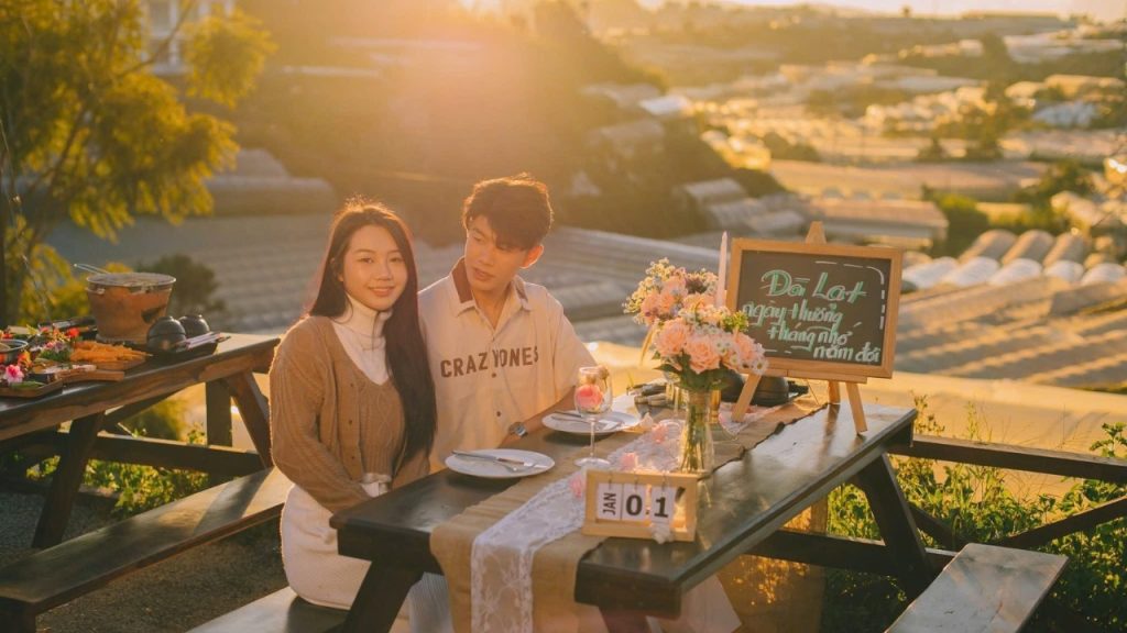 Du khách check-in ngắm hoàng hôn từ Xóm Lèo Đà Lạt