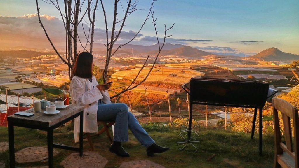 Thưởng thức cà phê nóng với view thung lũng đèn Đà Lạt (Nguồn: Internet)
