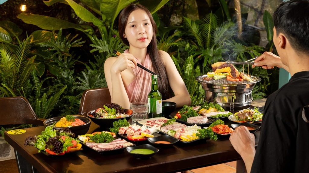 Thưởng thức đồ nướng nóng trong tiết trời se lạnh Đà Lạt