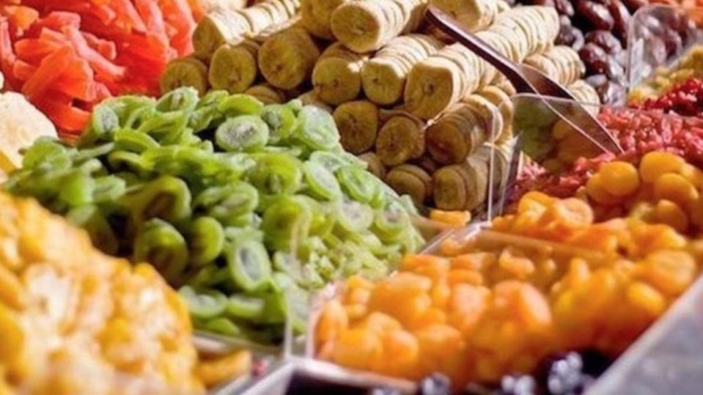 Đặc sản Đà Lạt gồm mứt, trái cây sấy và nông sản tươi