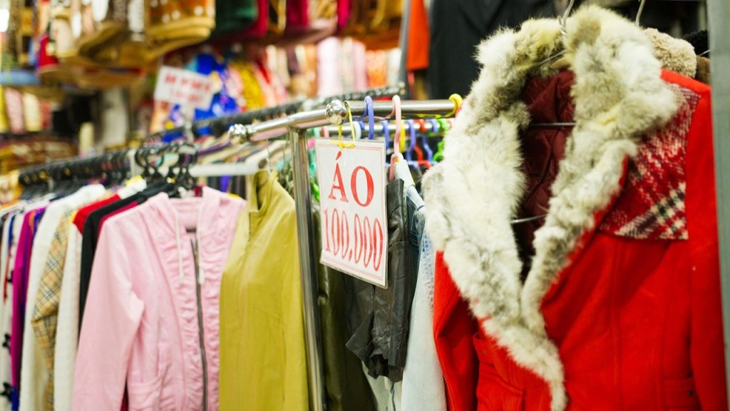 Gian hàng đồ len và quần áo second-hand tại chợ đêm Đà Lạt