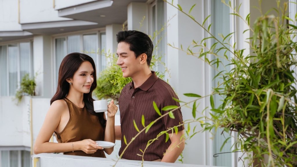Check-in ban công phòng nghỉ nhìn ra cảnh quan Đà Lạt