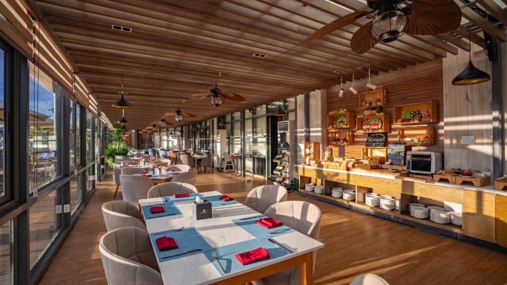 Không gian nhà hàng phục vụ buffet sáng sớm cho du khách chuẩn bị đi săn mây tại Đà Lạt
