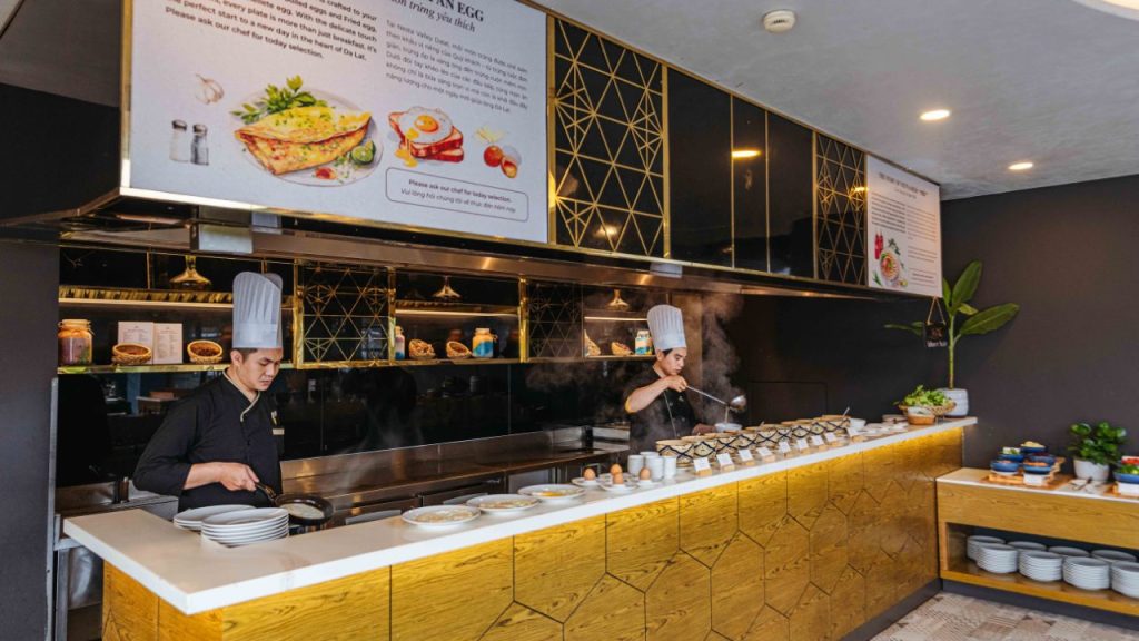 Bữa sáng buffet tự chọn với các món ăn được phục vụ tại khách sạn Đà Lạt