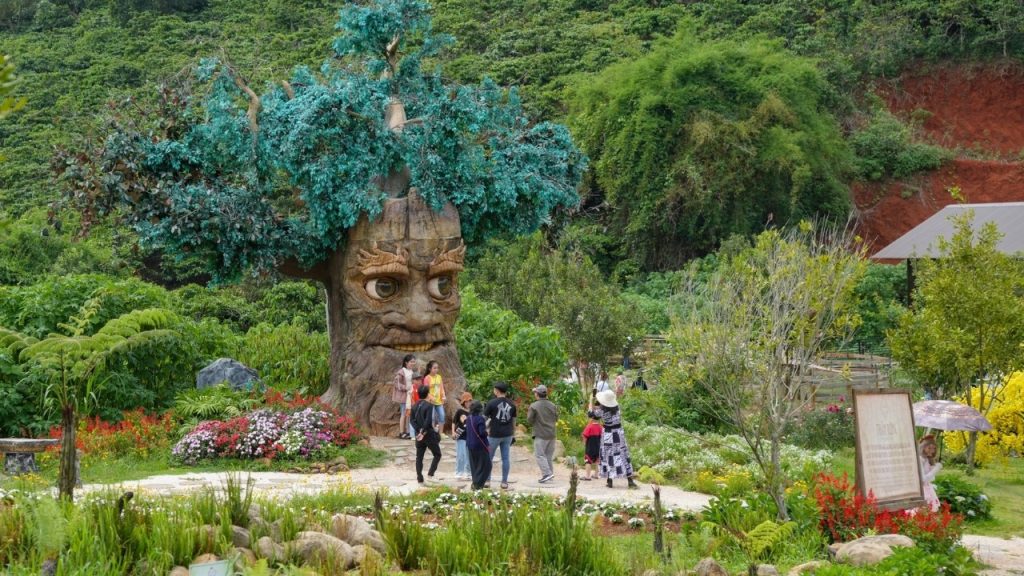 GOD Valley với các mô hình thần thoại khổng lồ giữa núi rừng