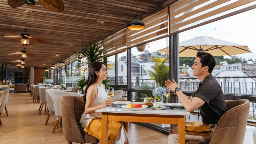 Không gian nhà hàng Nesta Valley Dalat Hotel phục vụ buffet sáng với nhiều món ăn hấp dẫn