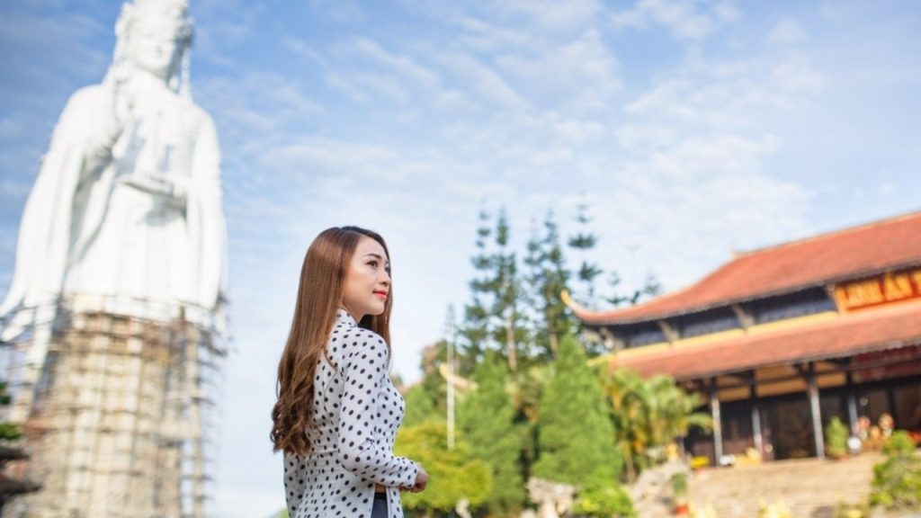 Du khách giữ trang phục lịch sự khi tham quan Chùa Linh Ẩn