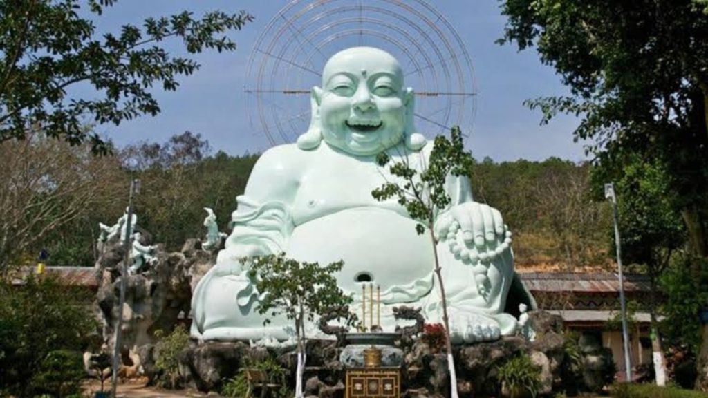 Tượng Phật Di Lặc và vườn tượng Quan Âm tại Chùa Linh Ẩn