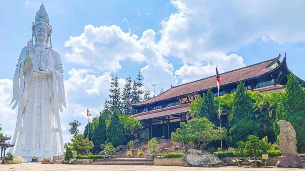 Chánh điện Chùa Linh Ẩn với kiến trúc rồng chầu