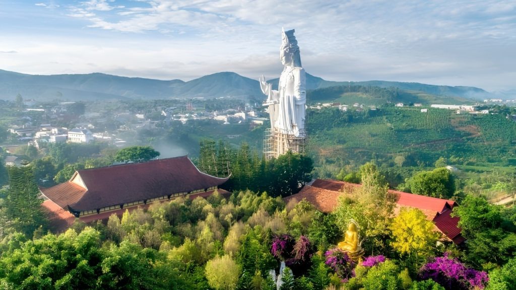 Chùa Linh Ẩn Tự và đại tượng Quan Thế Âm 71m trên tuyến Tà Nung