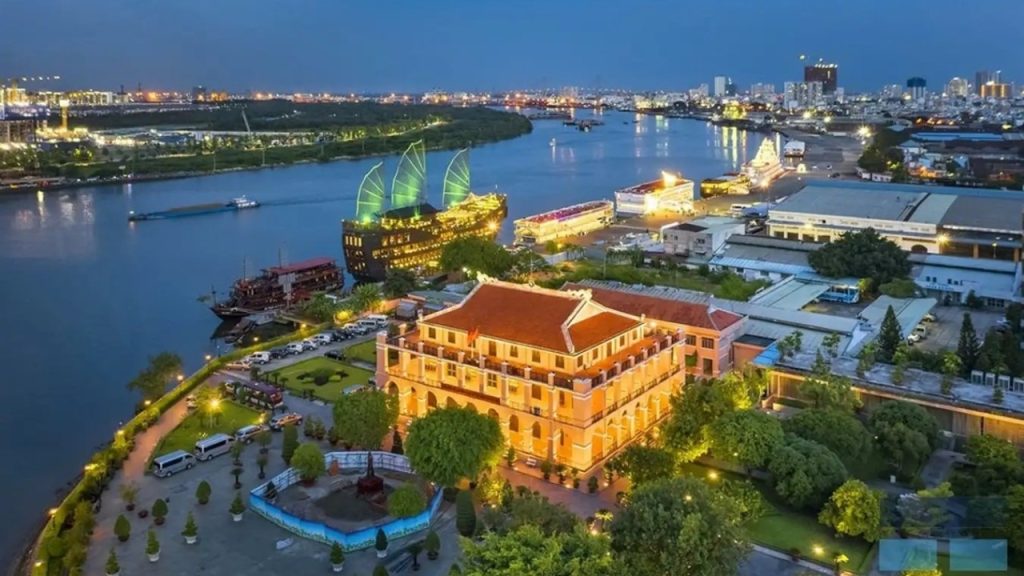 Khách sạn trung tâm Sài Gòn gần các điểm tham quan và khu mua sắm nổi tiếng như Bến Nhà Rồng