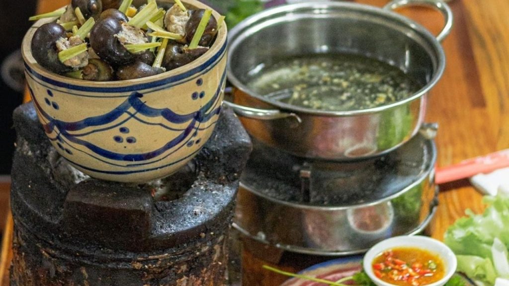 Quán ốc nhồi thịt 197 Hai Bà Trưng Đà Lạt đông khách