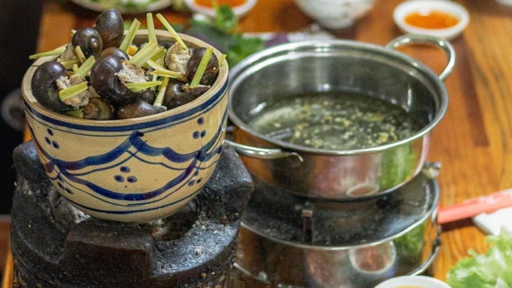 Các món ăn hấp dẫn thường được gọi kèm tại quán ốc Đà Lạt