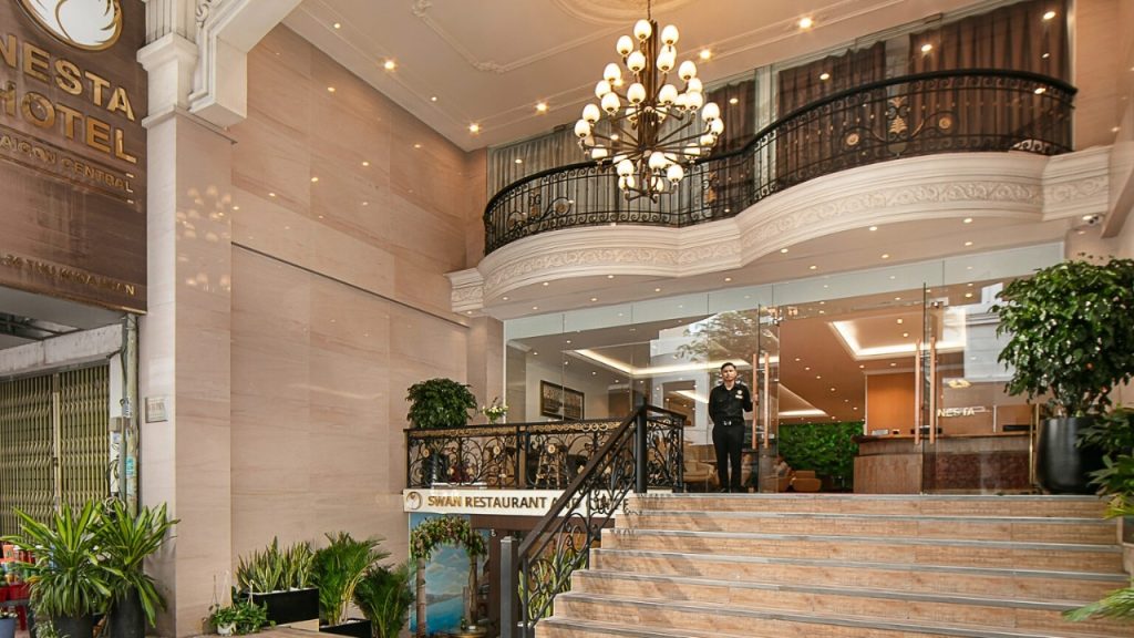 Nội thất hiện đại trong phòng nghỉ khách sạn gần ga metro Bến Thành - Nesta Saigon Hotel