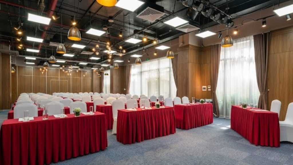 Phòng hội nghị được bố trí bàn ghế và thiết bị phục vụ sự kiện tại Nesta Hotel & Spa