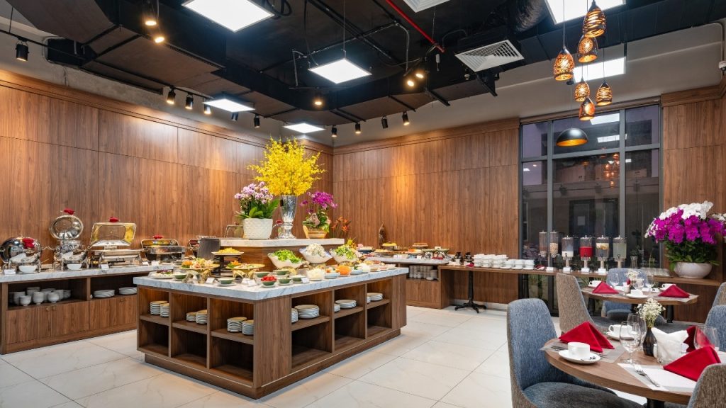 Bữa sáng buffet với nhiều món ăn được phục vụ tại Nesta Restaurant 