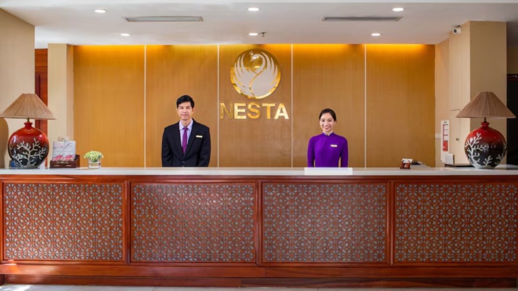 Quầy lễ tân hỗ trợ khách hàng 24/7 tại Nesta Hanoi Hotel