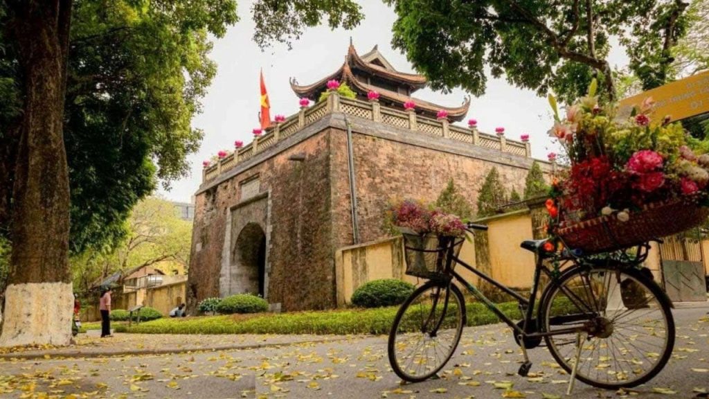 Khung cảnh mùa thu Hà Nội với phố cổ, hàng cây và những góc check-in đặc trưng