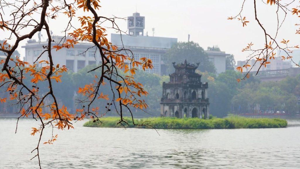 Không khí Hà Nội se lạnh với làn gió heo may đặc trưng mùa thu