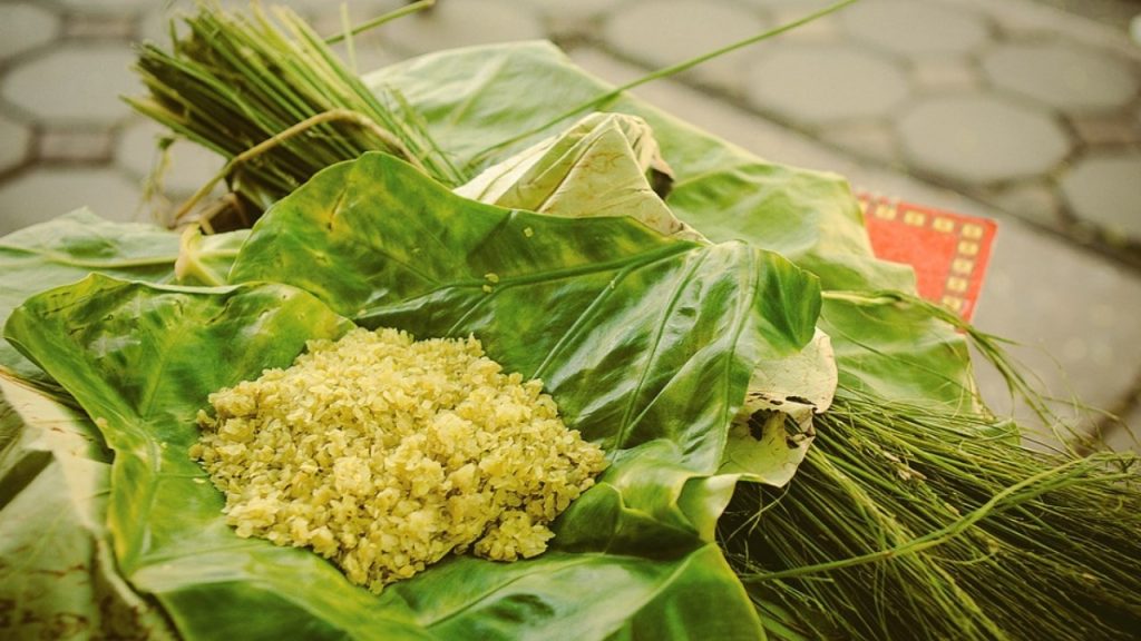 Cốm làng Vòng xanh non được gói trong lá sen, đặc sản mùa thu Hà Nội