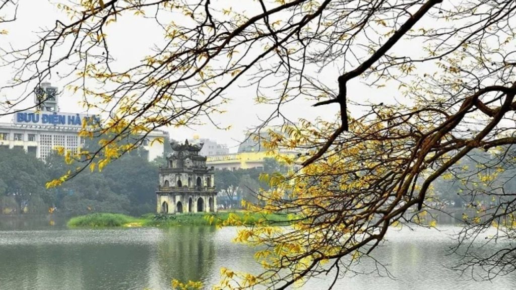 Hồ Gươm và khu phố cổ Hà Nội trong tiết trời mùa thu