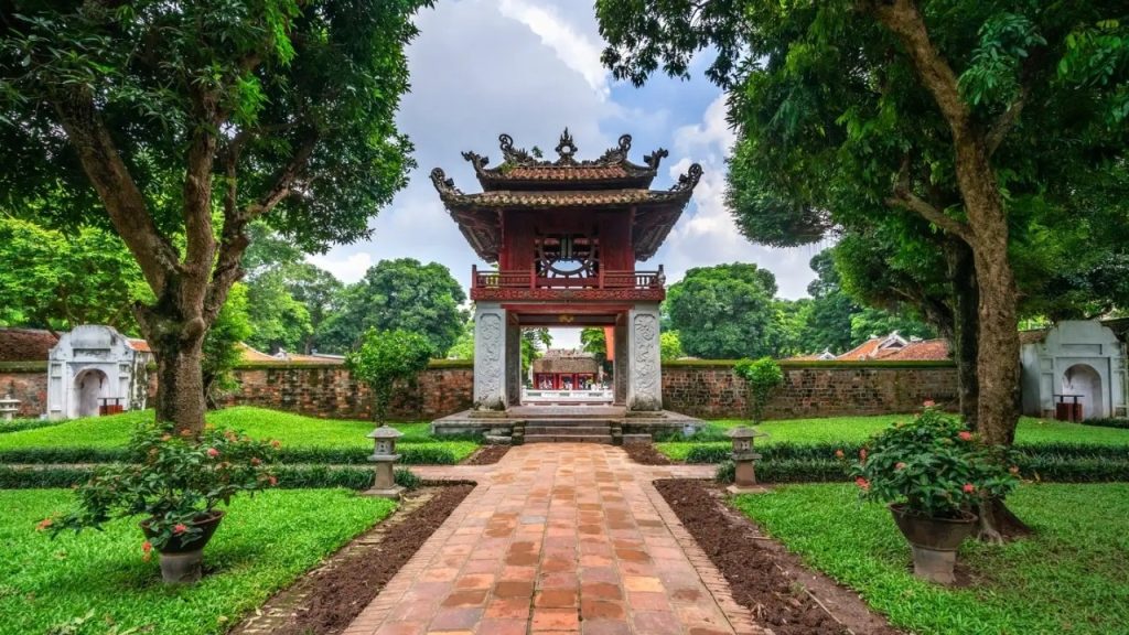 Văn Miếu Quốc Tử Giám cổ kính giữa không gian xanh của Hà Nội mùa thu
