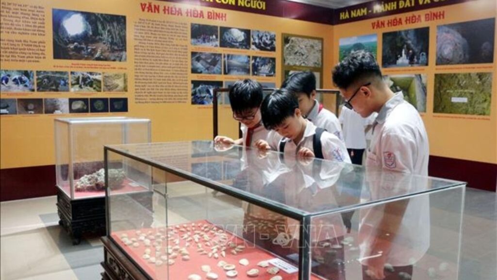 Du khách tìm hiểu không gian di sản và lịch sử đạo học