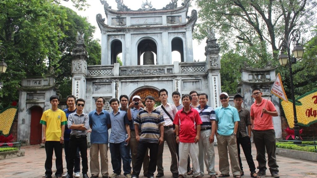 Du khách chụp ảnh và mua quà lưu niệm tại Văn Miếu