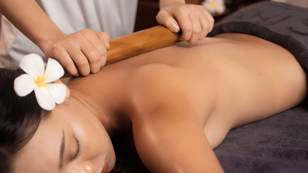 Kỹ thuật viên thực hiện liệu pháp massage trị liệu tại spa khách sạn Đà Nẵng