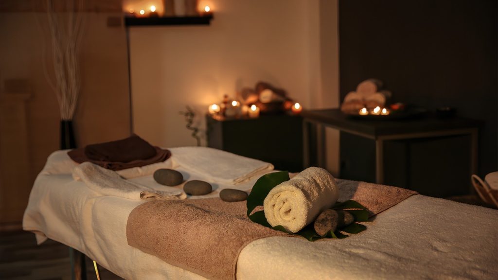 Không gian spa yên tĩnh với hương thơm và âm nhạc thư giãn