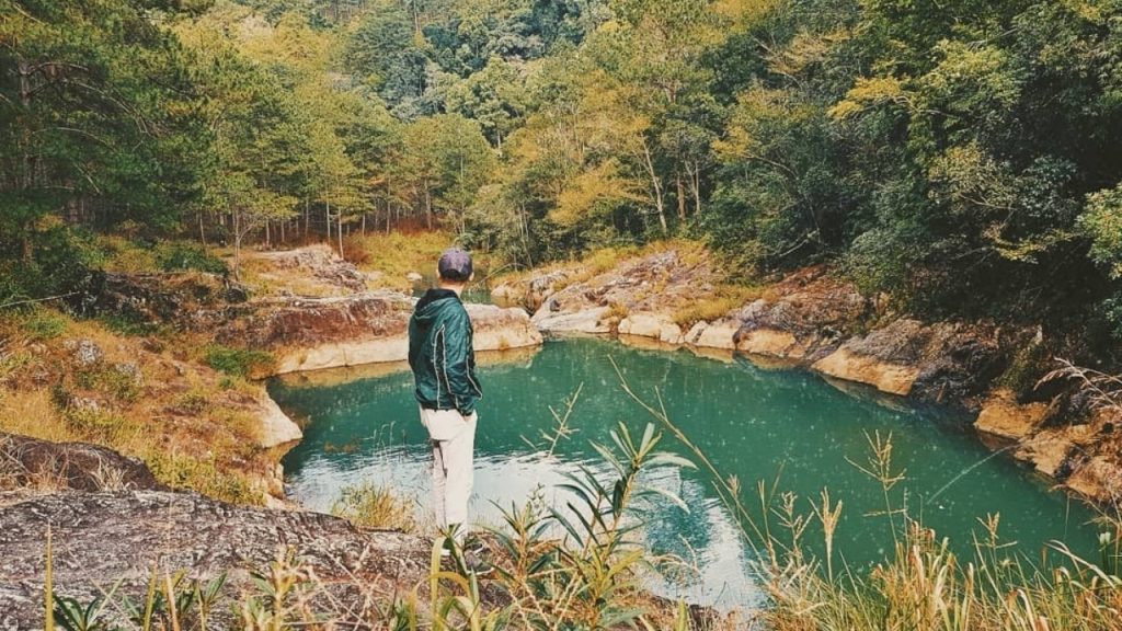 Hồ nước xanh ngọc giữa rừng thông tại khu vực Ankroet