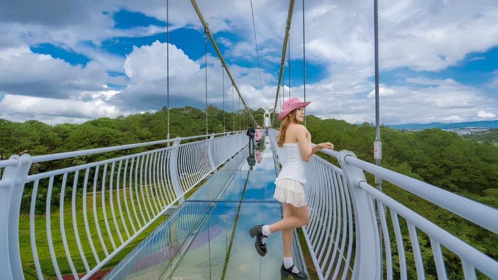 Du khách check in trên Cầu kính 7D Ngàn Thông Đà Lạt