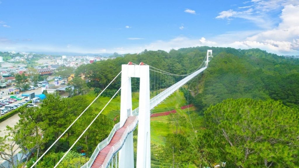 Cầu kính Ngàn Thông nối Thung Lũng Tình Yêu và Đồi Mộng Mơ