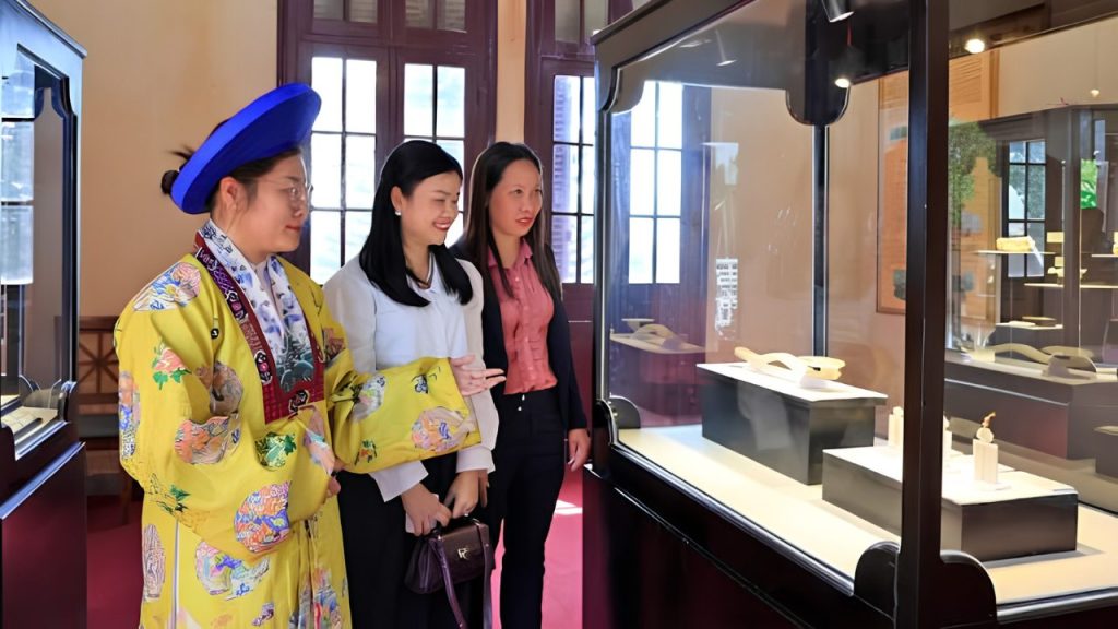 Du khách cần tuân thủ quy định và ưu tiên trang phục lịch sự khi tham quan bảo tàng Lâm Đồng