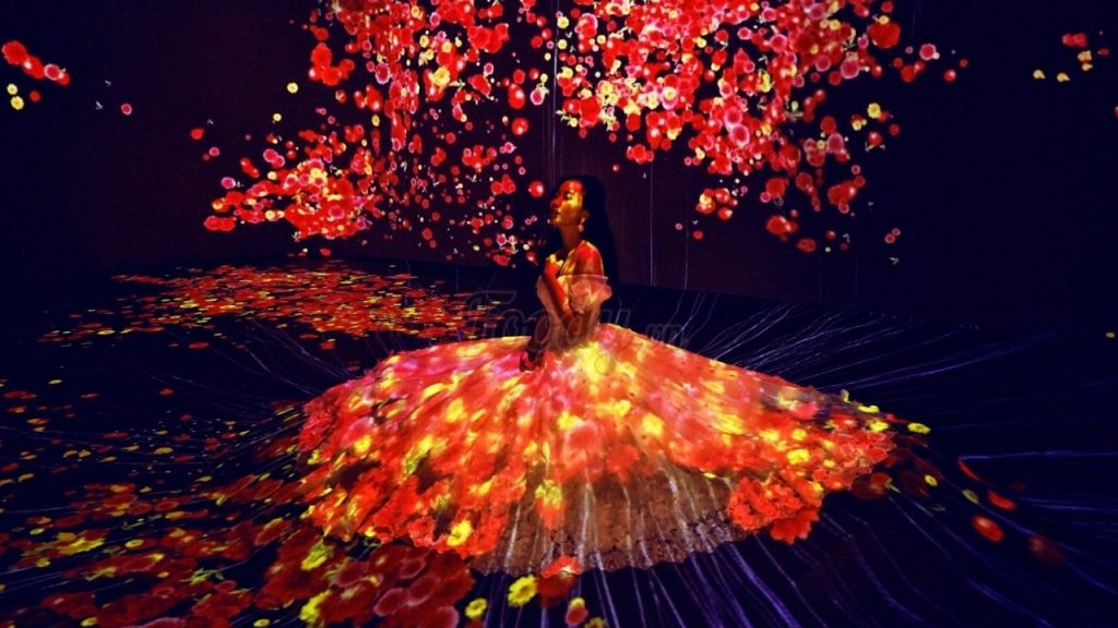 Du khách chụp ảnh trong không gian ánh sáng tại Lumiere Đà Lạt