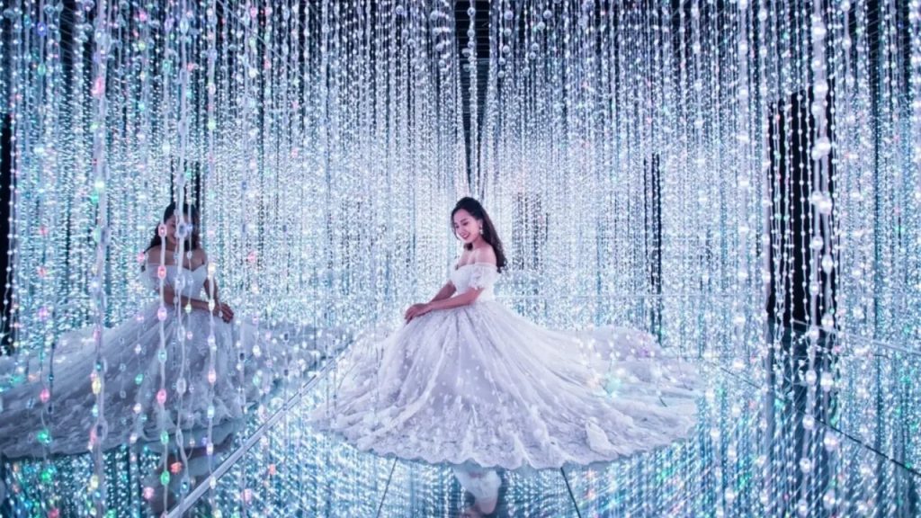 Không gian Tổ Kén với hiệu ứng ánh sáng nhiều màu tại Lumiere