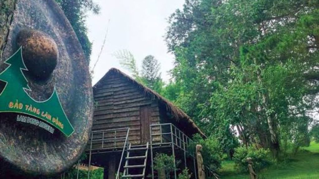 Nhà sàn truyền thống của dân tộc Mạ và K’Ho tại bảo tàng Lâm Đồng