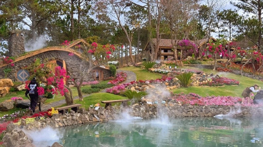 Sương mù Đà Lạt tạo không khí huyền ảo tại Lạc Hư Cổ Trấn