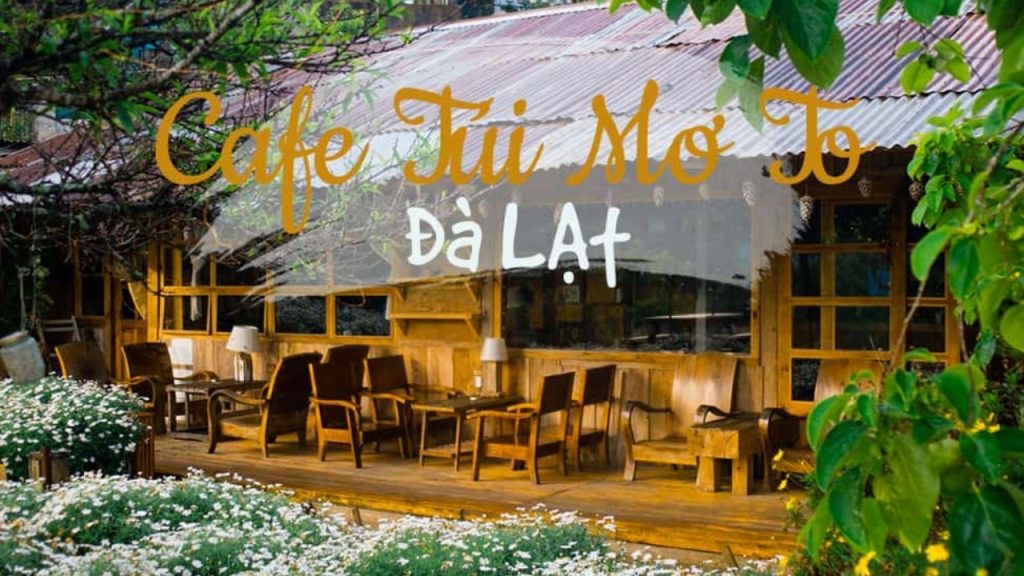 Tiệm Cà Phê Túi Mơ To với vườn hoa và khung cảnh Đà Lạt