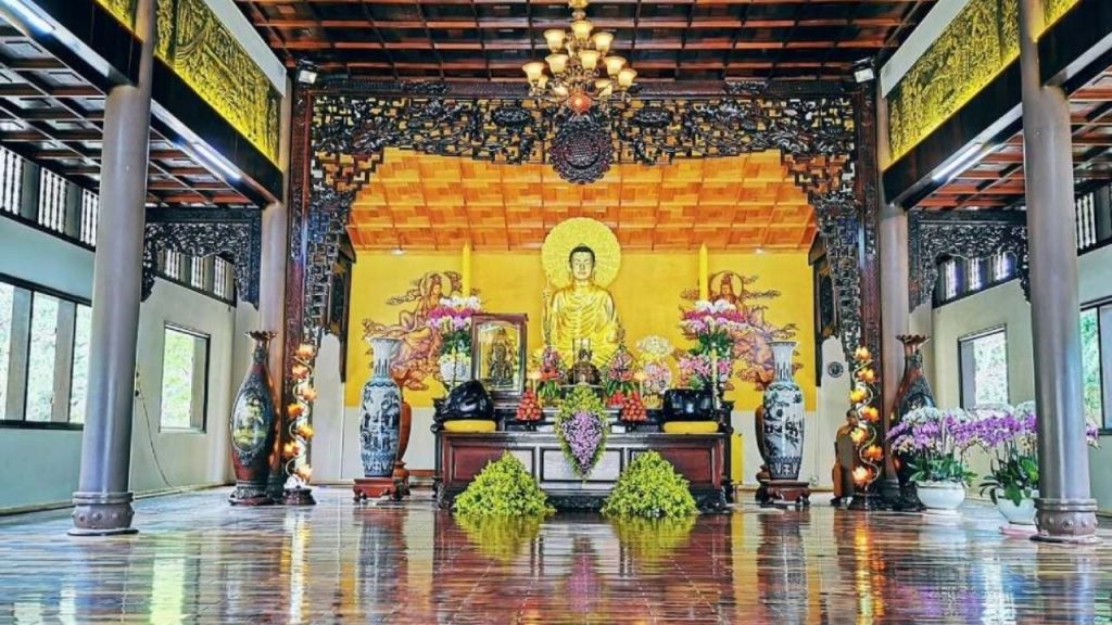 Chánh điện và tượng Phật Thích Ca tại thiền viện Trúc Lâm Đà Lạt
