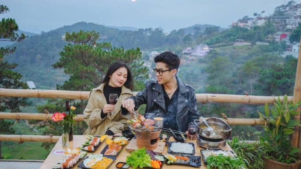 The Mervyn Tiệm Nhậu Trên Mây với view thung lũng Đà Lạt về đêm