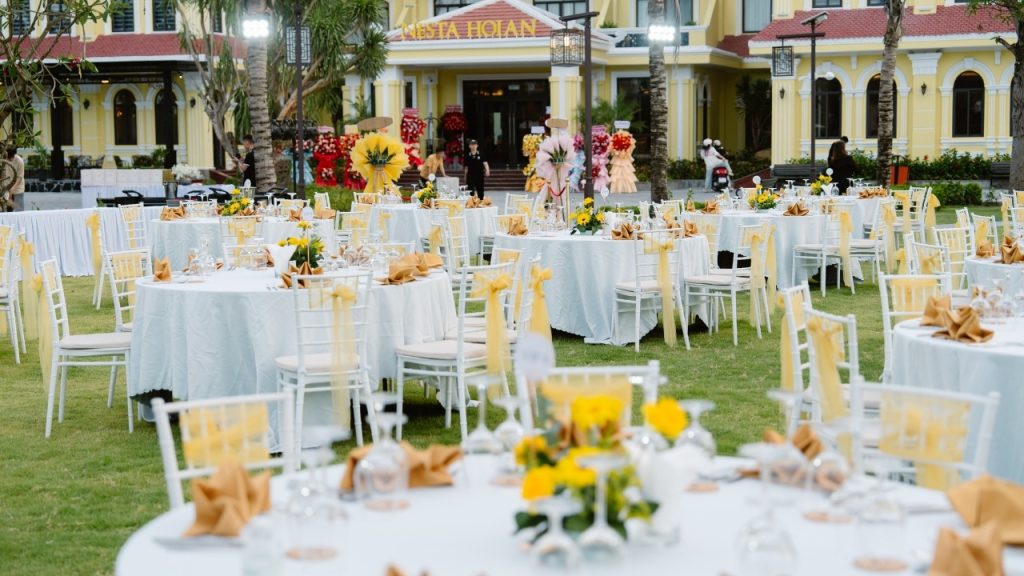 Bố trí không gian tiệc ngoài trời tại Nesta Hoian Resort & Spa