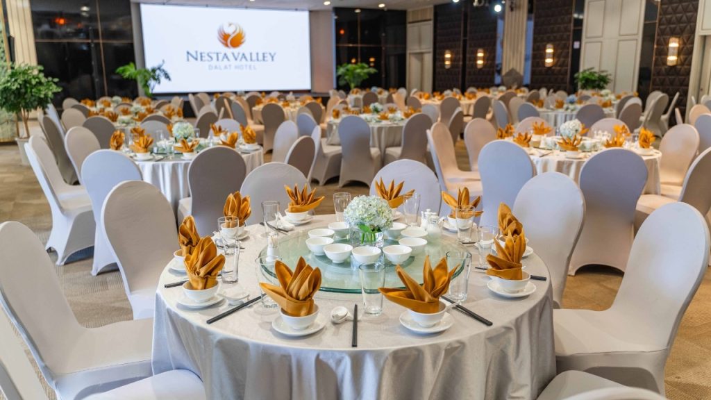 Không gian tiệc cuối năm ấm cúng tại khách sạn Đà Lạt với ánh sáng vàng và cách bài trí sang trọng